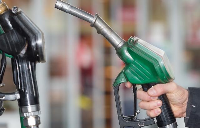 Slovenci nimamo izbire: točiti je treba drag bencin in dizel