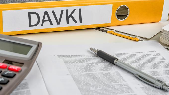 Slovenci lani plačali skoraj milijardo evrov več davkov