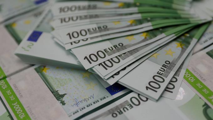 V letu 2017 se je proračunski primanjkljaj prepolovil