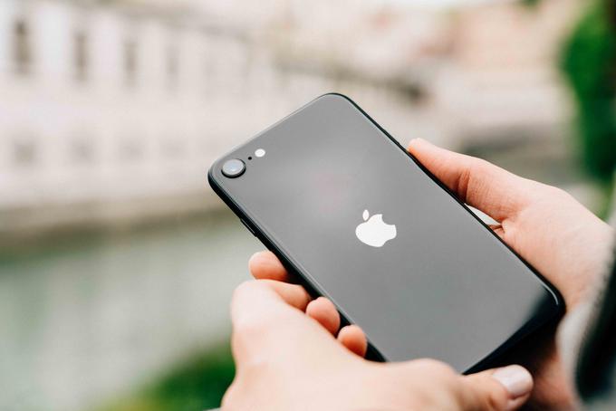 FURS bo dal na dražbo 220 iphonov, kakšne so cene?