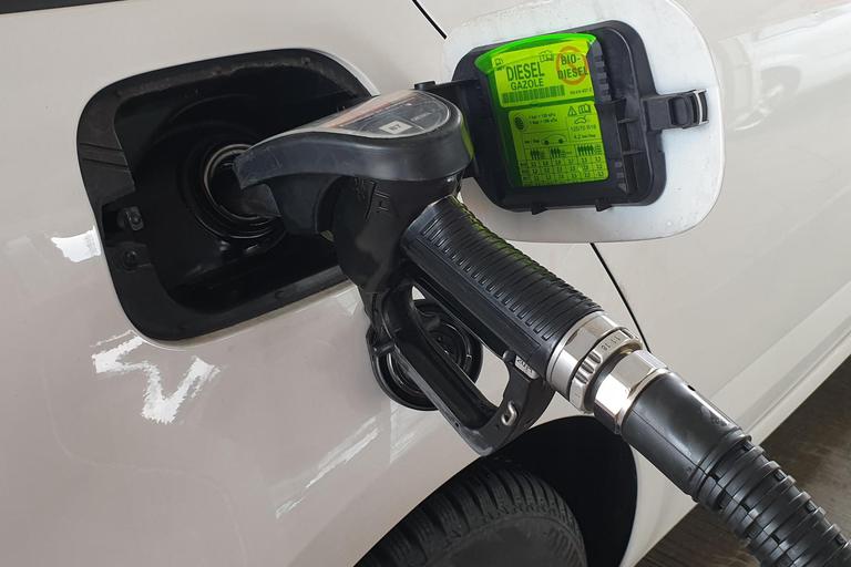 Bencin in dizel še naprej po en evro za liter