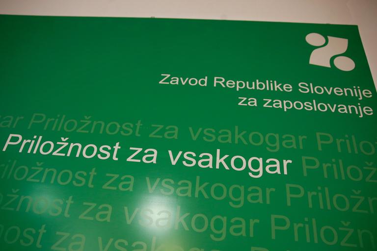 Možnost delnega povračila nadomestila plače podaljšana do konca avgusta