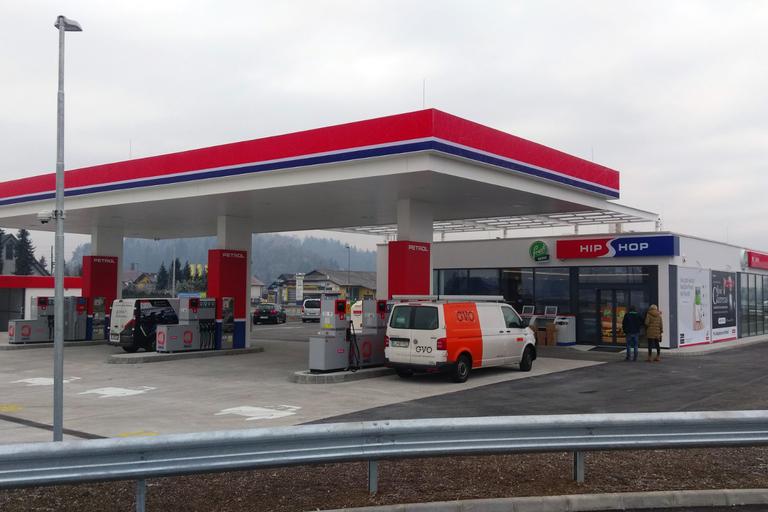 Ceni bencina in dizla še naprej po en evro za liter