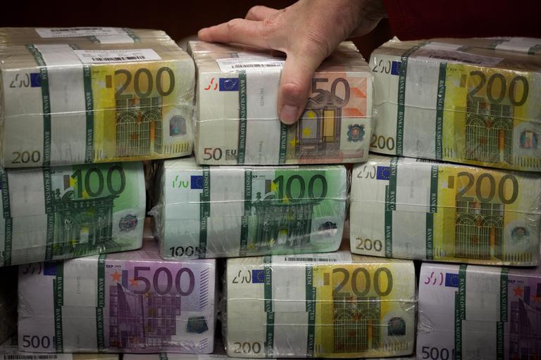 Državni proračun z 2,2 milijarde evrov primanjkljaja