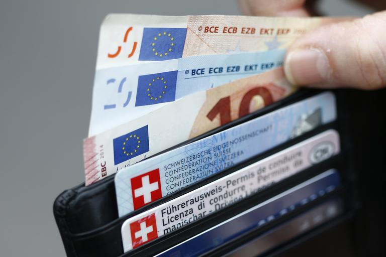V Švici in Nemčiji višajo minimalno plačo, pri nas bi jo raje zamrznili