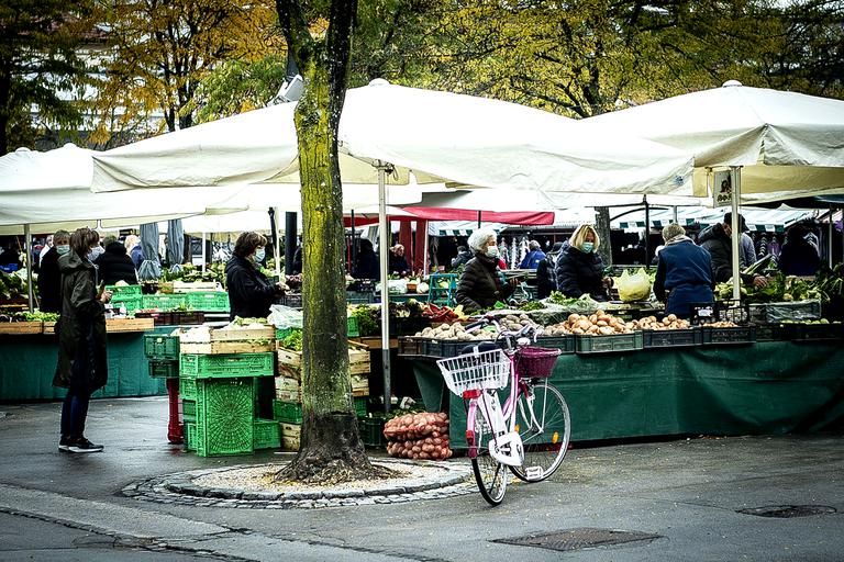 Od danes znova odprte tržnice, trafike in frizerski saloni