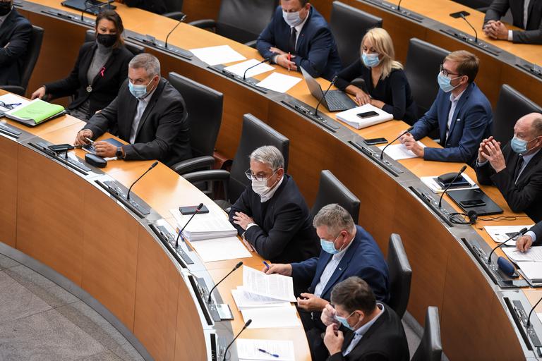 Državni zbor potrdil osmi protikoronski zakon. Kaj prinaša?
