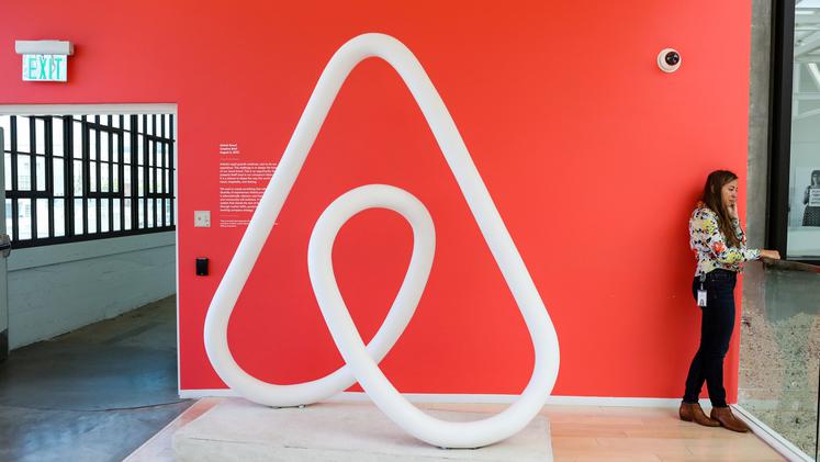 Kakšne spremembe pri oddajanju sob prek Airbnbja prinaša novi zakon