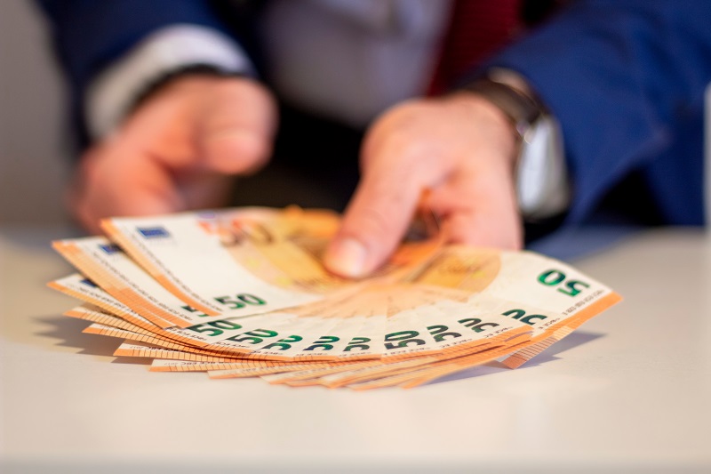 Vse več bank v Sloveniji ukinja ležarine
