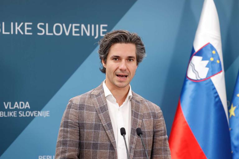 Mesec: Minimalna plača se bo povečala za 100 evrov neto mesečno