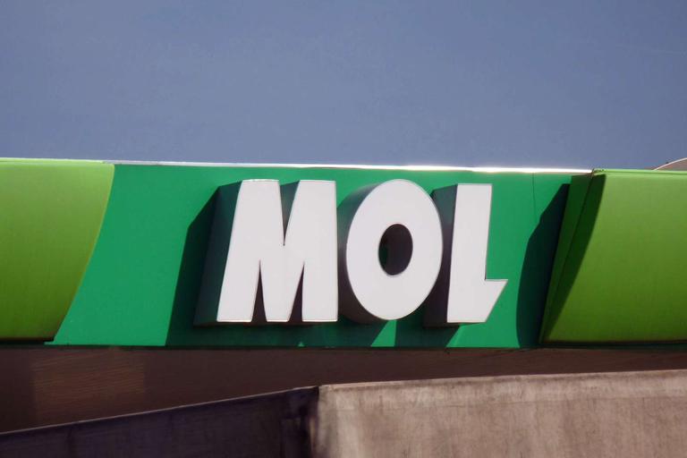 Mol bo bencinske servise v Sloveniji prodal Shellu