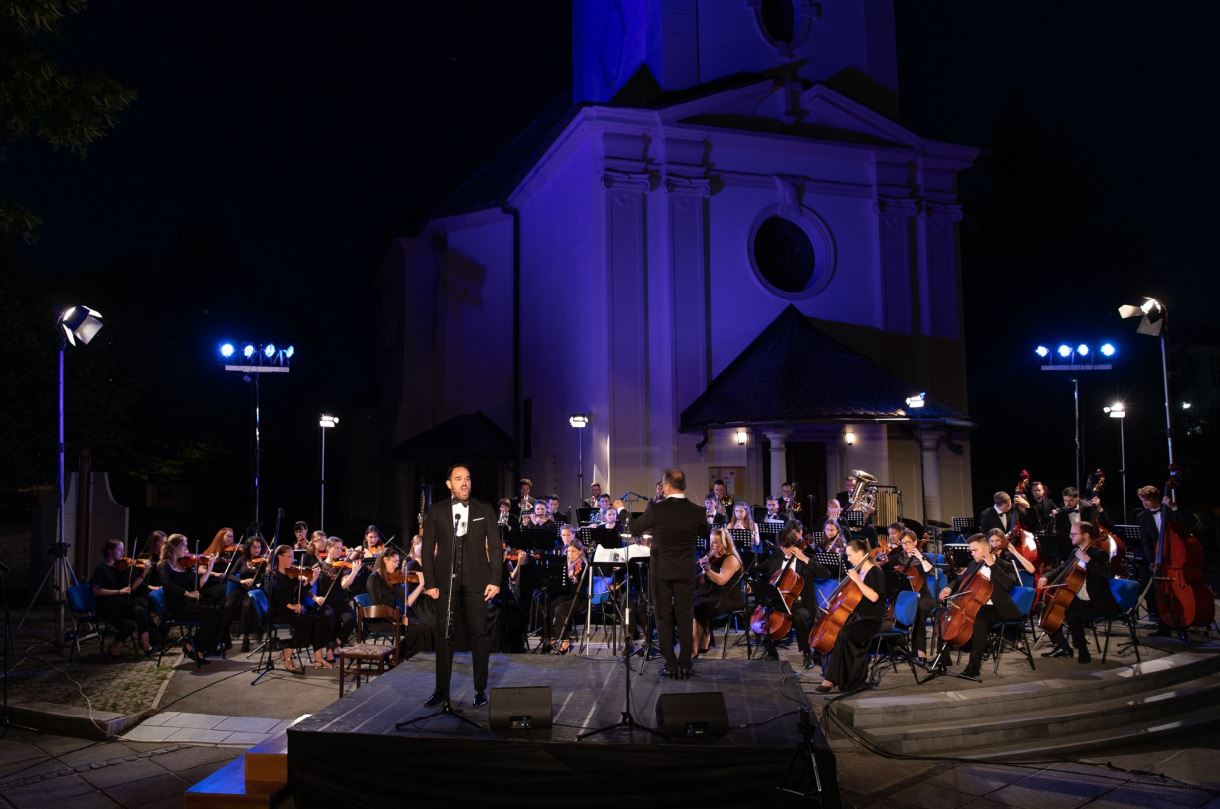 Povabite poslovne partnerje na ekskluzivne poletne glasbene večere