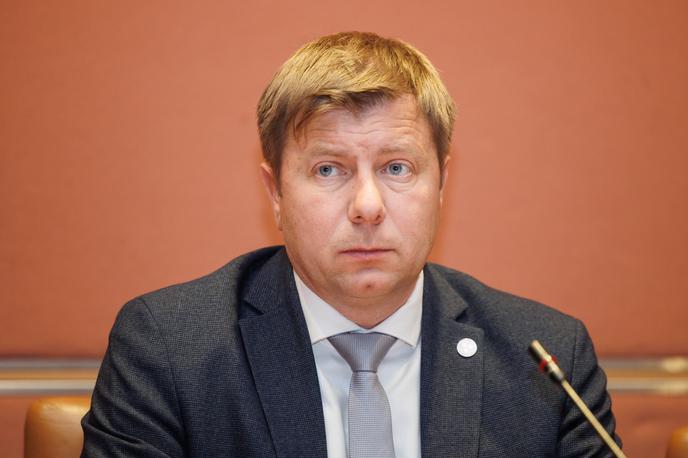 Delodajalci na seji ESS vladi predlagali razbremenitev plač