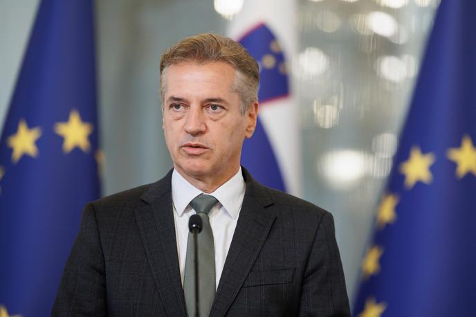 Vlada potrdila znesek Golobove božičnice, znašala bo 639 evrov