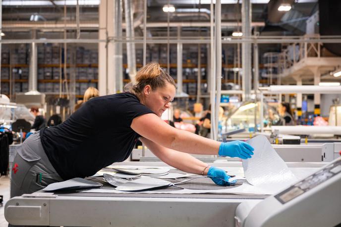 Število zaposlenih na račun upada samozaposlenih navzgor