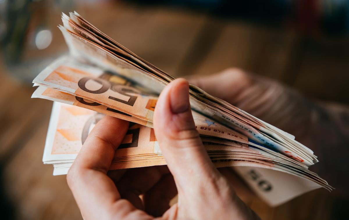 Masa za plače v javnem sektorju lani poskočila za več kot 700 milijonov evrov