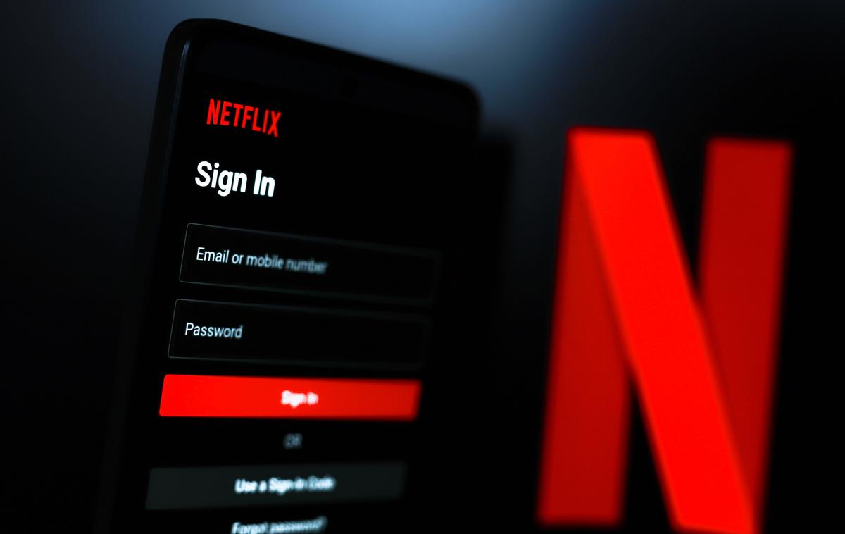 Netflixove delnice strmoglavile: odpuščanja, izgubljanje naročnikov in vse več težav