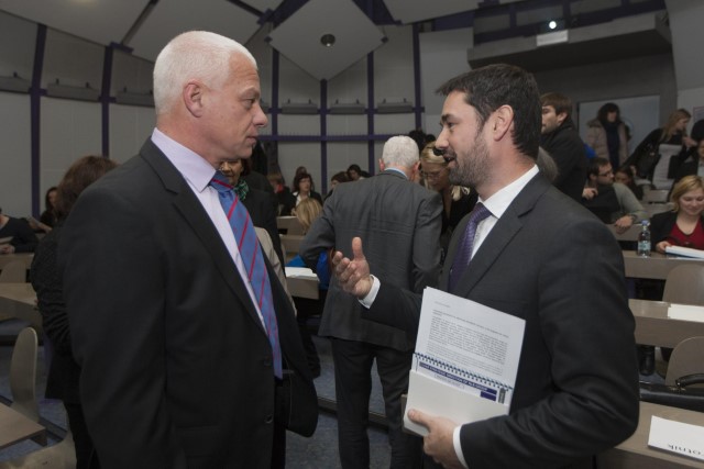 V NLB žvižgačem ponujajo nagrade