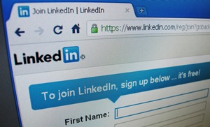 Če službo iščete na LinkedInu, ga uporabljajte kot Facebook