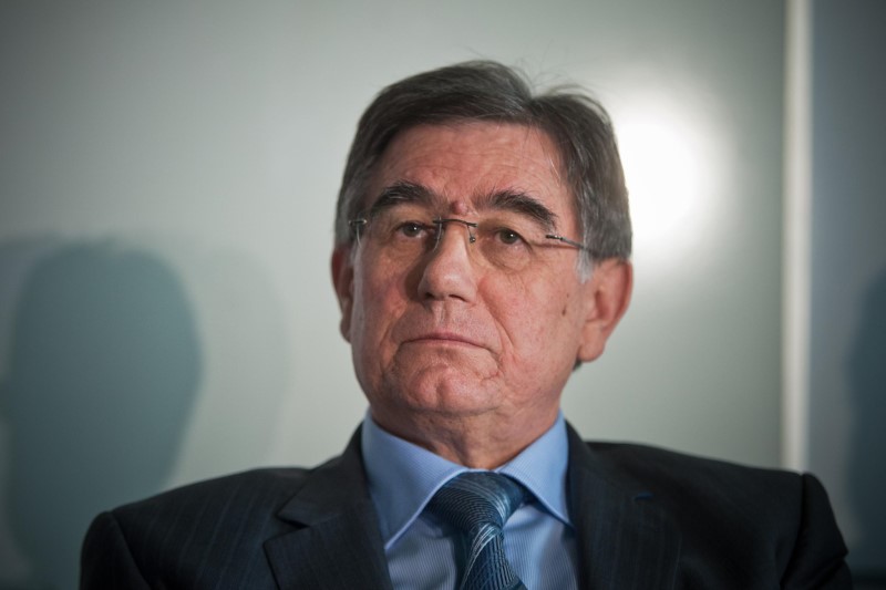 Kakšen je pravni vidik nedeljske odločitve Cerarjeve vlade?