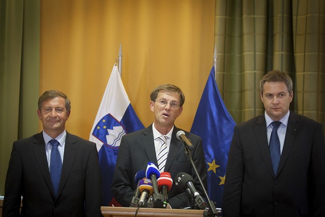 Leto dni od volitev: Erjavčevo discipliniranje volivcev, Cerarjev rekordno hiter padec in velika Židanova težava