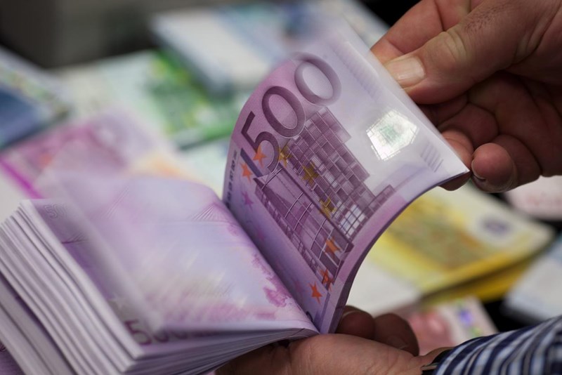 Slovenska država v pol leta pridelala 685 milijonov evrov minusa