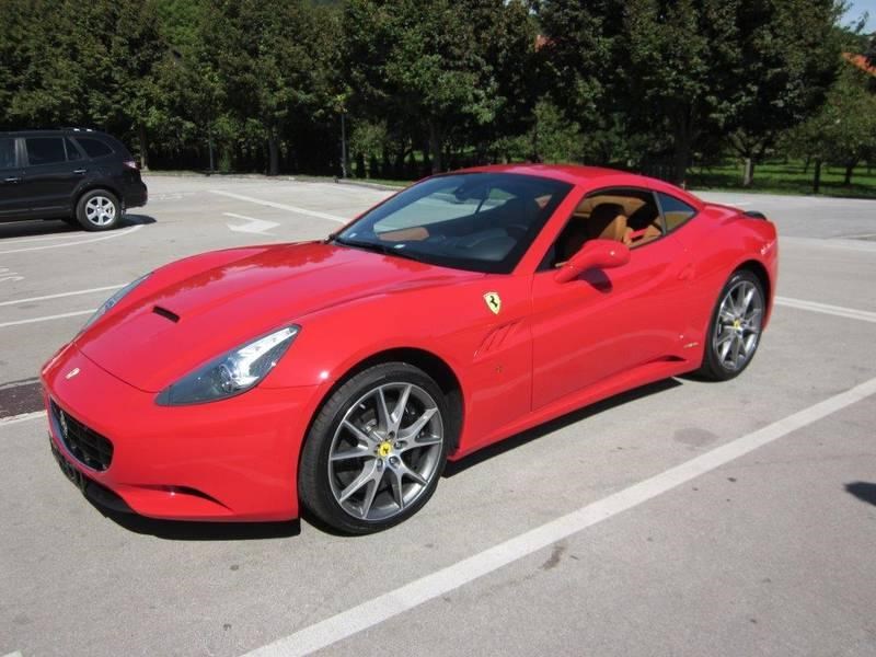 Finančna uprava prodaja 140 tisoč evrov vrednega ferrarija