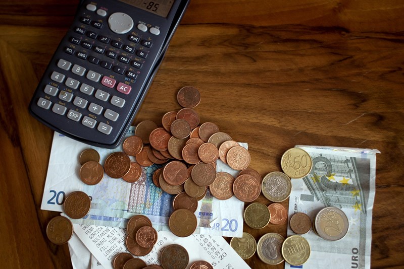 V Sloveniji najmanj 561 evrov mesečne plače. Kaj pa v tujini?