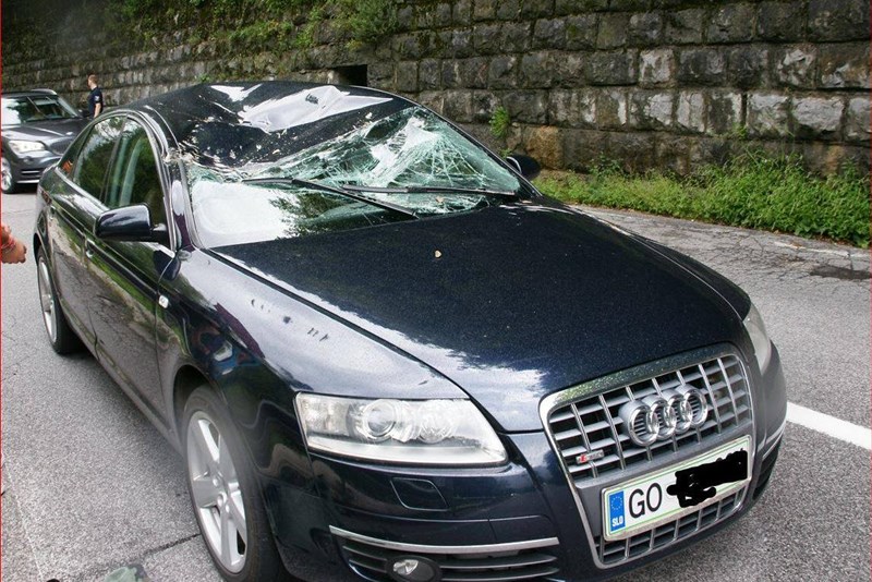Skala padla na streho audija, kdo krije škodo? Zavarovalnica ali vzdrževalec?