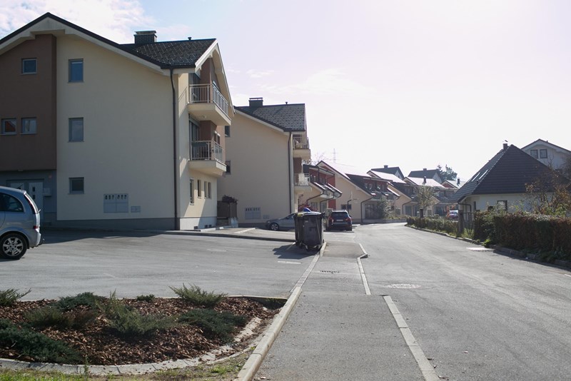 Kdo bo največ ponudil za vrstne hiše v Vikrčah?