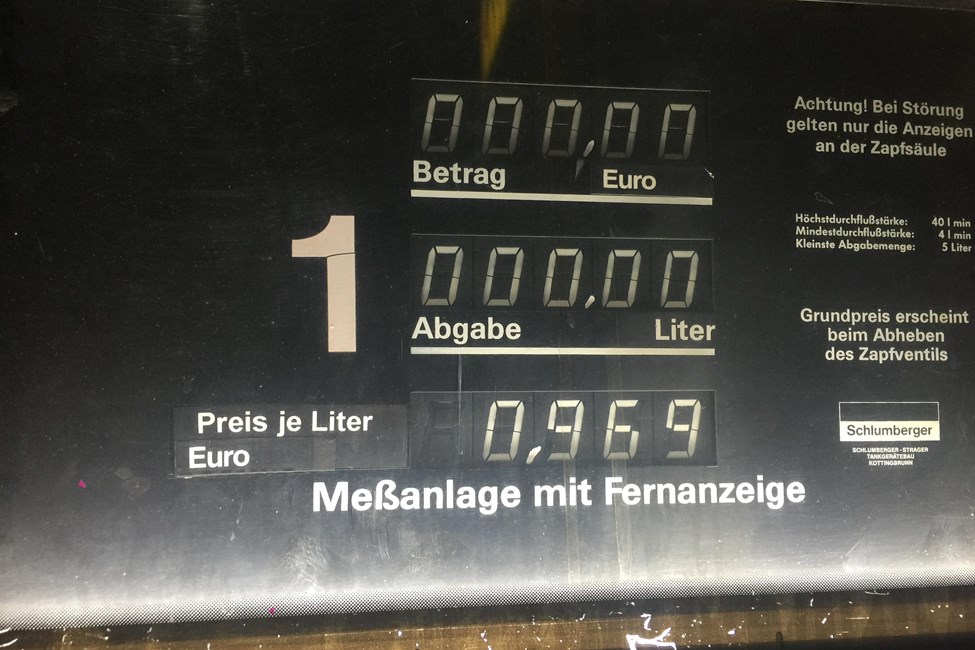 Liter dizla pod 90 centi, kje je mogoče v Avstriji gorivo točiti najceneje?