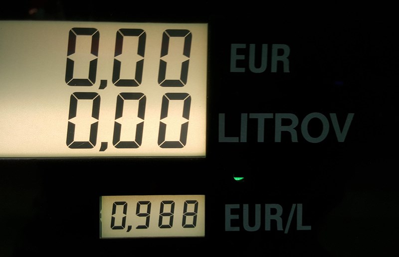 Koliko ceneje se slovenska družina danes vozi in greje kot pred petimi leti?