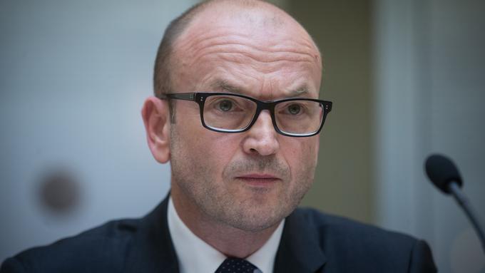Pri guvernerju Boštjanu Jazbecu za plače zapravijo vsako leto več