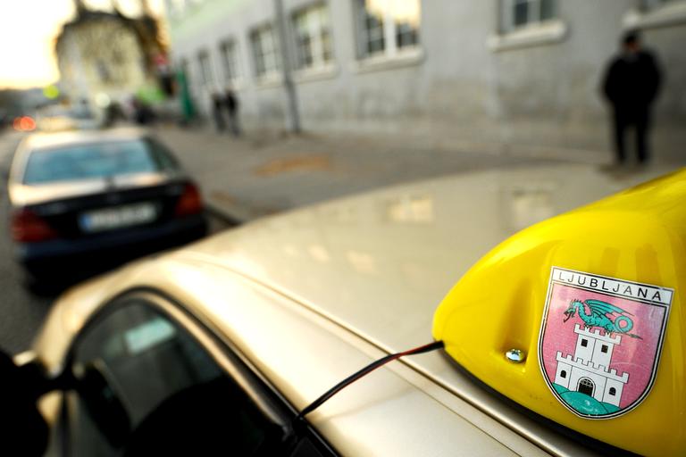 Kako gre taksistom v času, ko odpiramo vrata Uberju?