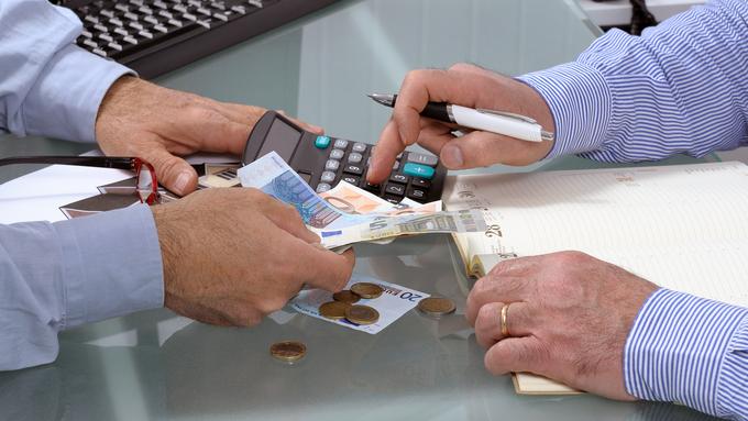 Pozor: Če imate v tujini odprt račun, ga prijavite Finančni upravi, če ne ...