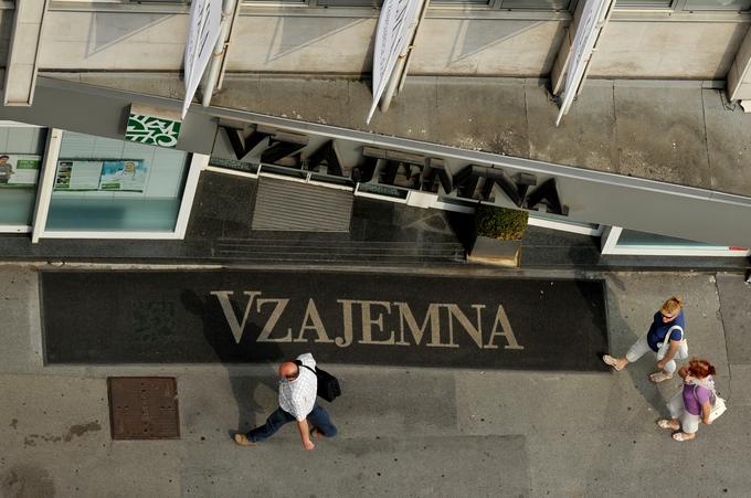 Prosta delovna mesta: Ikea, Petrol, Vzajemna, mojacokolada.si ...