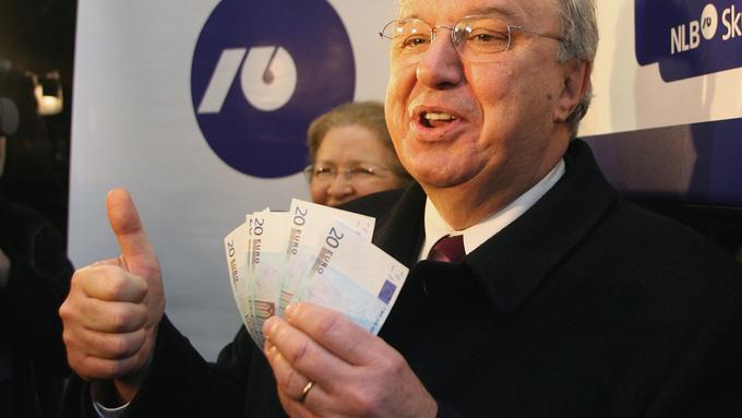 Kaj je Slovencem v desetih letih prinesel evro
