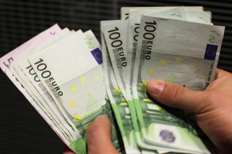 Katere so pasti pri plačevanju slovenskih delavcev?