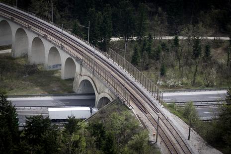 Je drugi tir nujno potrebna investicija ali le zapravljanje davkoplačevalskega denarja?