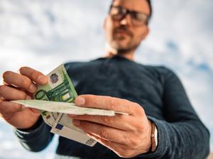 Slovenci za stroške osebnega prevoza porabimo največ v EU