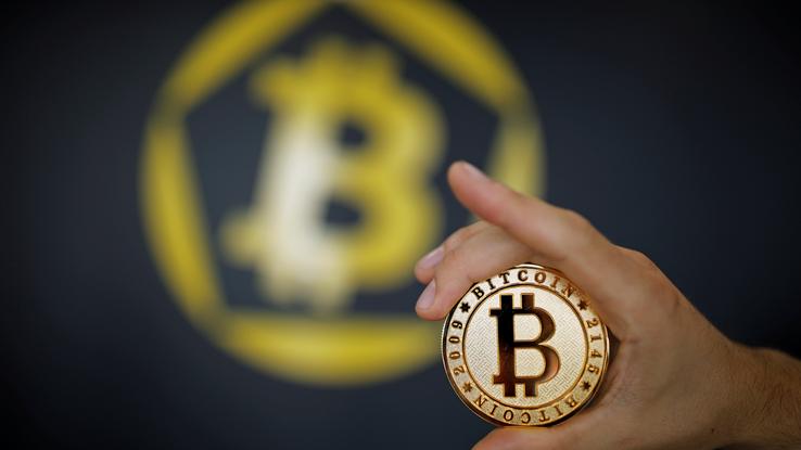 Bitcoin v rekordnih višavah, vreden skoraj trikrat več od zlata