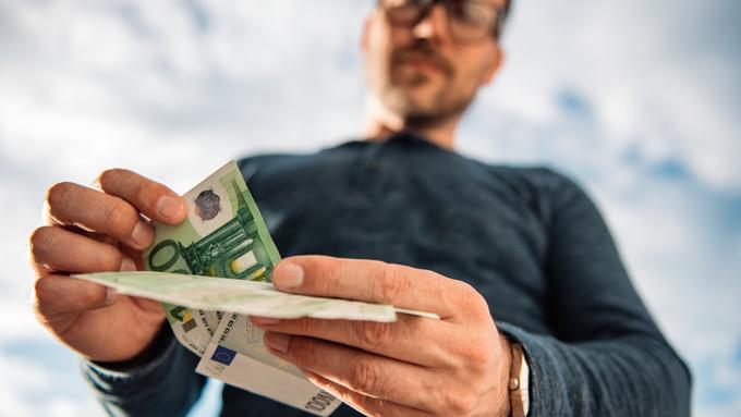V zadnjih treh letih povprečna plača najbolj zrasla v javni upravi