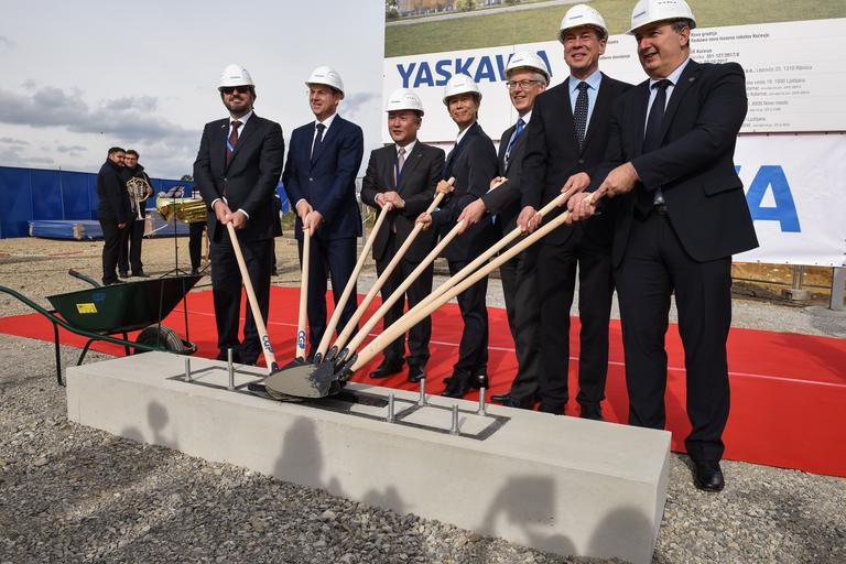 V Kočevju položili temeljni kamen za novo Yaskawino tovarno robotov