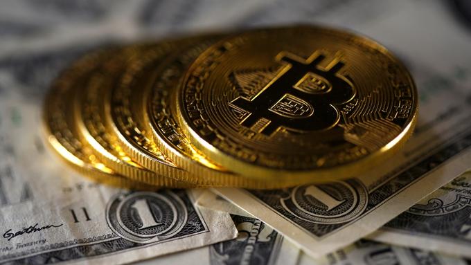 Bitcoin z novim rekordom: presegel je 17 tisoč dolarjev