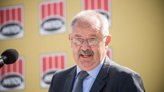 Oče enega od redkih uspešnih menedžerskih prevzemov gre v pokoj